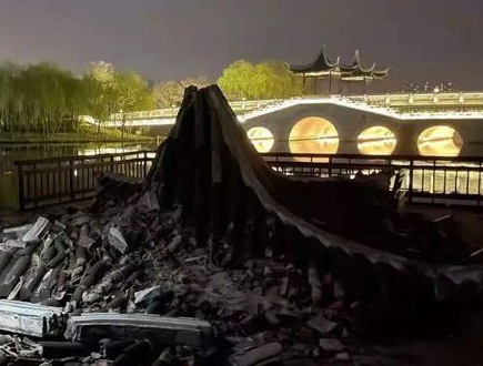 “膠”點(diǎn)事件：紹興迪蕩湖公園一處涼亭突然倒塌！